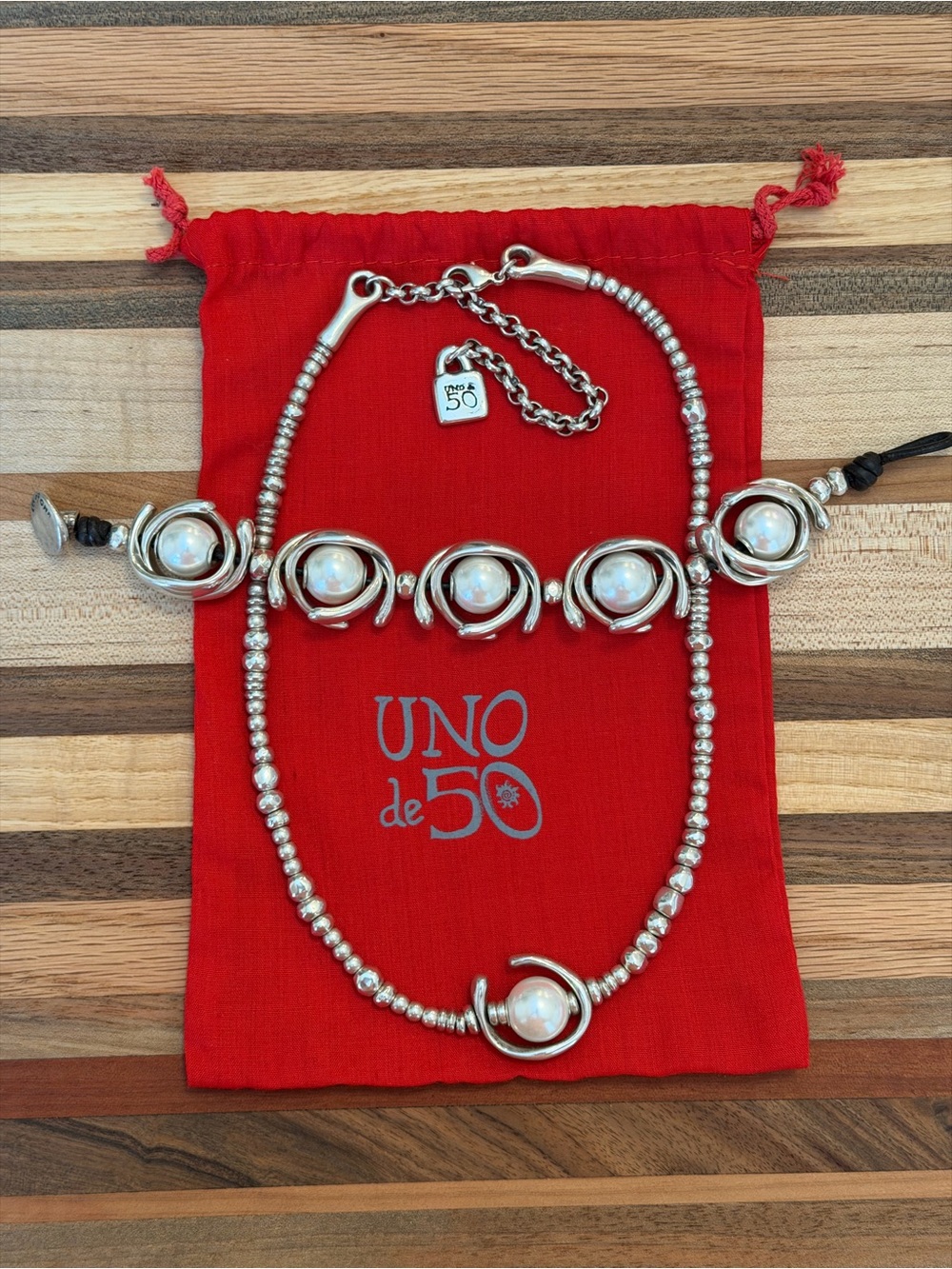 UNO de 50 Silver-Tone Necklace and Bracelet Set with White Pearls on Red Pouch